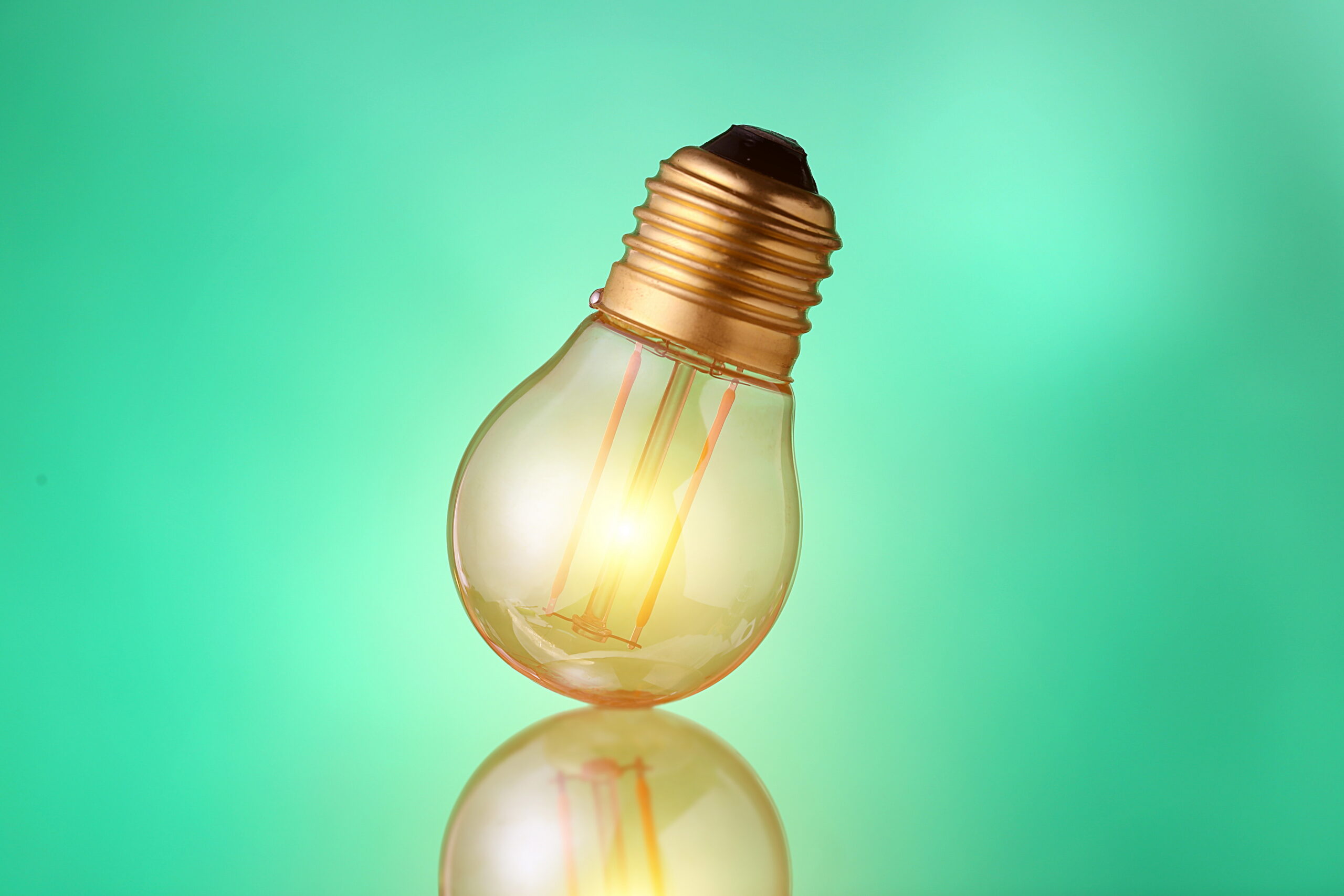 Glödlampa mot grön bakgrund